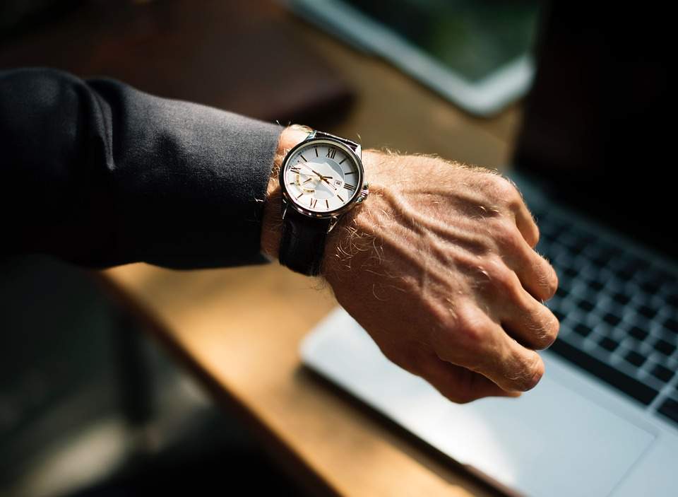 Đồng hồ đeo tay nào để tiện làm việc ? Hướng dẫn Quà tặng Thông tin  